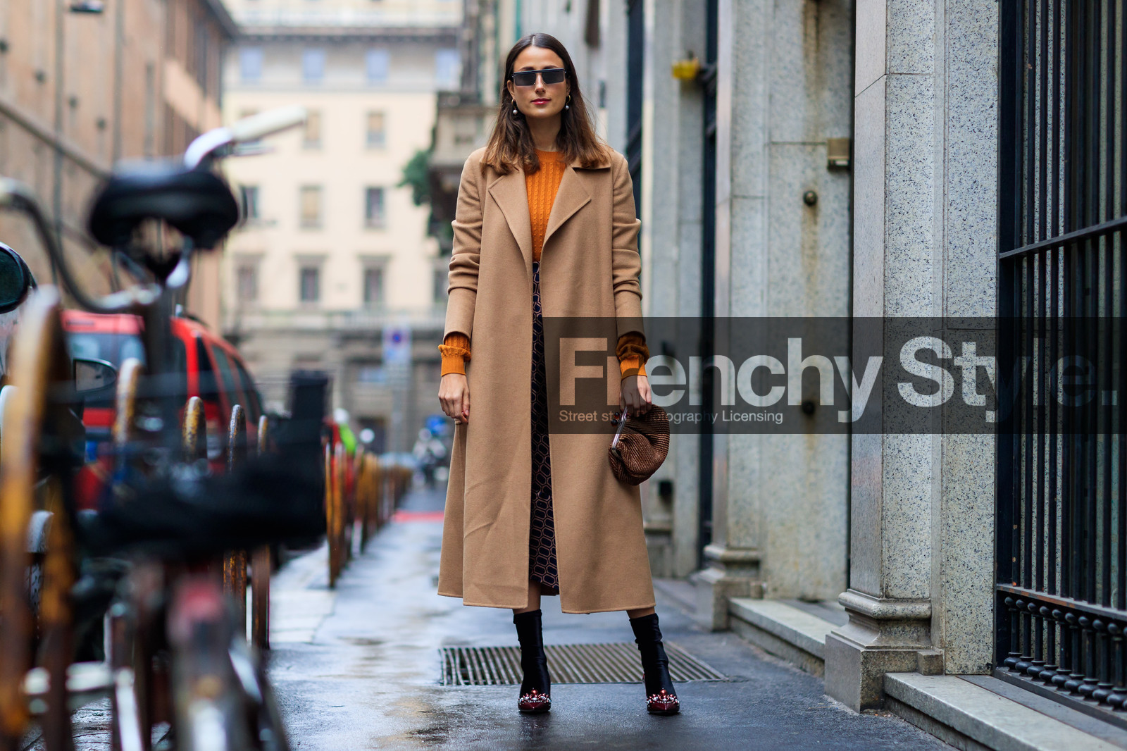 black socks, brown bag, camel coat, high heels, leather bag, leather shoes, orange sweater, red shoes, sunglasses, fashion week, frenchystyle, FW, jonathan paciullo, street style, MFW, MILAN, AUTUMN WINTER 2018-2019, FALL WINTER 2018-2019, FW 18-19, horizontal, atmosphere details, full length, julia haghjoo