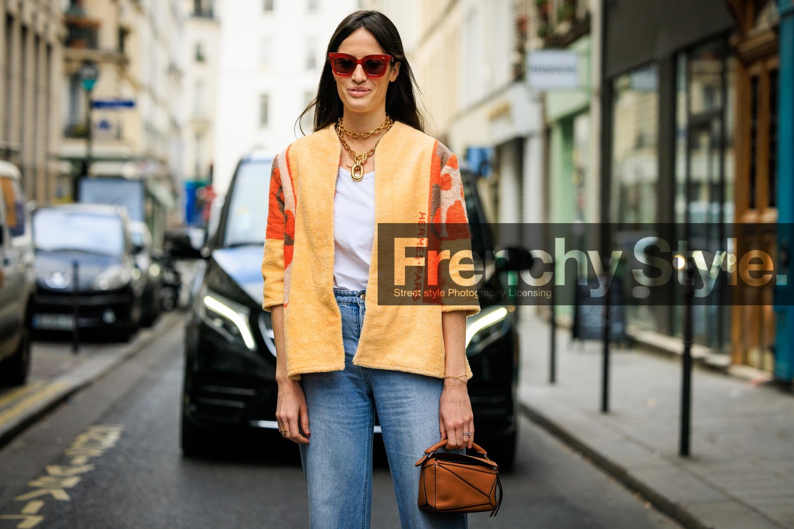 red sunglasses, orange blazer, white tshirt, golden necklace, low rise jeans, loewe bag, brown bag, astrid boutrot, street style, jonathan paciullo, FW, frenchystyle, fashion week, AUTUMN WINTER 2022-2023, FALL WINTER 2022_2023, FW 22-23, PFW, PARIS, horizontal, atmosphere details, detail