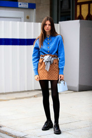 alizee gamberini, camel skirt, beige skirt, blue cardigan, light grey scarf, black tights, white leather bag, hand bag, black leather derbies, laced shoes, monogrammed skirt, monogrammed scarf, belted skirt, louis vuitton cardigan, louis vuitton scarf, louis vuitton shirt, louis vuitton bag, louis vuitton shoes, louis vuitton total look, louis vuitton necklace, silvered necklace, logo necklace, big necklace, PARIS, PFW, fashion week, frenchystyle, FW, jonathan paciullo, street style, SPRING SUMMER 2021, SS 21, vertical, full length