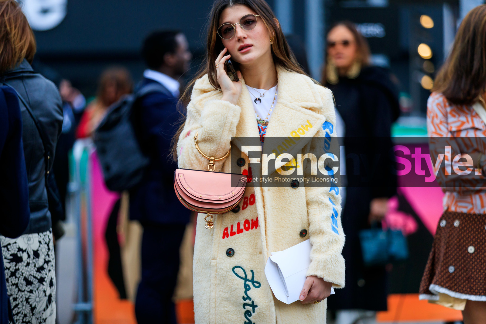 chloé, Fur coat, graphic jacket, leather bag, message, pink bag, printed jacket, sunglasses, white coat, PARIS, PFW, street style, jonathan paciullo, FW, frenchystyle, fashion week, AUTUMN WINTER 2019-2020, AW 19-20, FALL WINTER 2019-2020, FW 19-20, horizontal, atmosphere details, detail