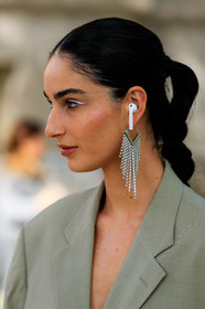 fiona zanetti, airpod, dangling earrings, silvered earrings, strassed earrings, beige jacket, silvered eyeliner, make up, make up details, PARIS, PFW, SPRING SUMMER 2020, SS 20, fashion week, frenchystyle, FW, jonathan paciullo, street style, vertical, atmosphere details, detail