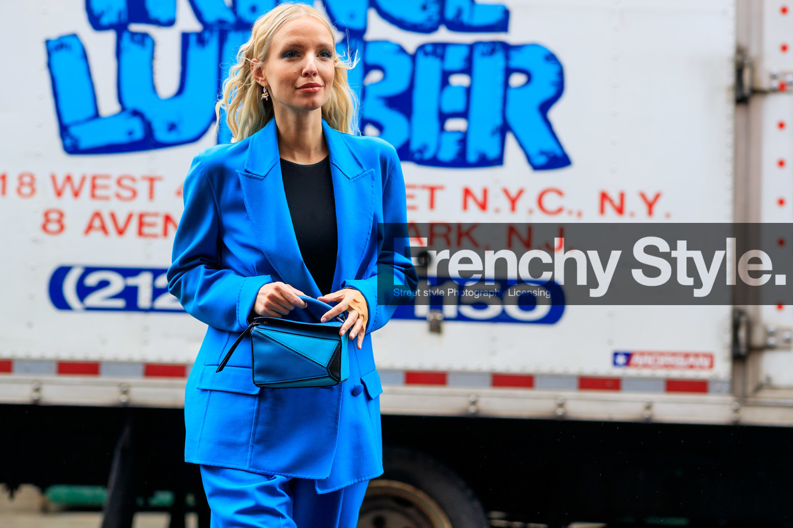 leonie hanne, blue jacket, blue pants, blue suits, blue leather bag, loewe bag, mini bag, hand bag, blue eyeshadows, fashion week, frenchystyle, FW, jonathan paciullo, street style, NYFW, NEW YORK, AUTUMN WINTER 2020-2021, FALL WINTER 2020-2021, FW 20-21, horizontal, atmosphere details, detail