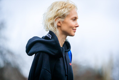 atmosphere details, AUTUMN WINTER 2017-2018, AW 17-18, black sweater, detail, FALL WINTER 2017-2018, fashion week, frenchystyle, FW, FW 17-18, hoodie, horizontal, jonathan paciullo, olga karput, PARIS, PFW, street style, vêtements