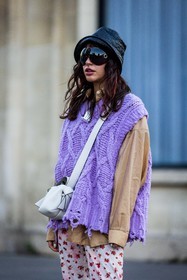 Barbara Malewicz, acne bag, bag, Barbara Malewicz, beige shirt, black bob, black sunglasses, bob, crossbody bag, floral print, flower print, knitwear, leather bob, lila knit, oversize sunglasses, pants, pink pants, print, printed pants, shirt, sleveless knitwear, sunglasses, white bag, street style, jonathan paciullo, FW, frenchystyle, fashion week, PFW, PARIS, SPRING SUMMER 2022, SS 22, vertical, atmosphere details