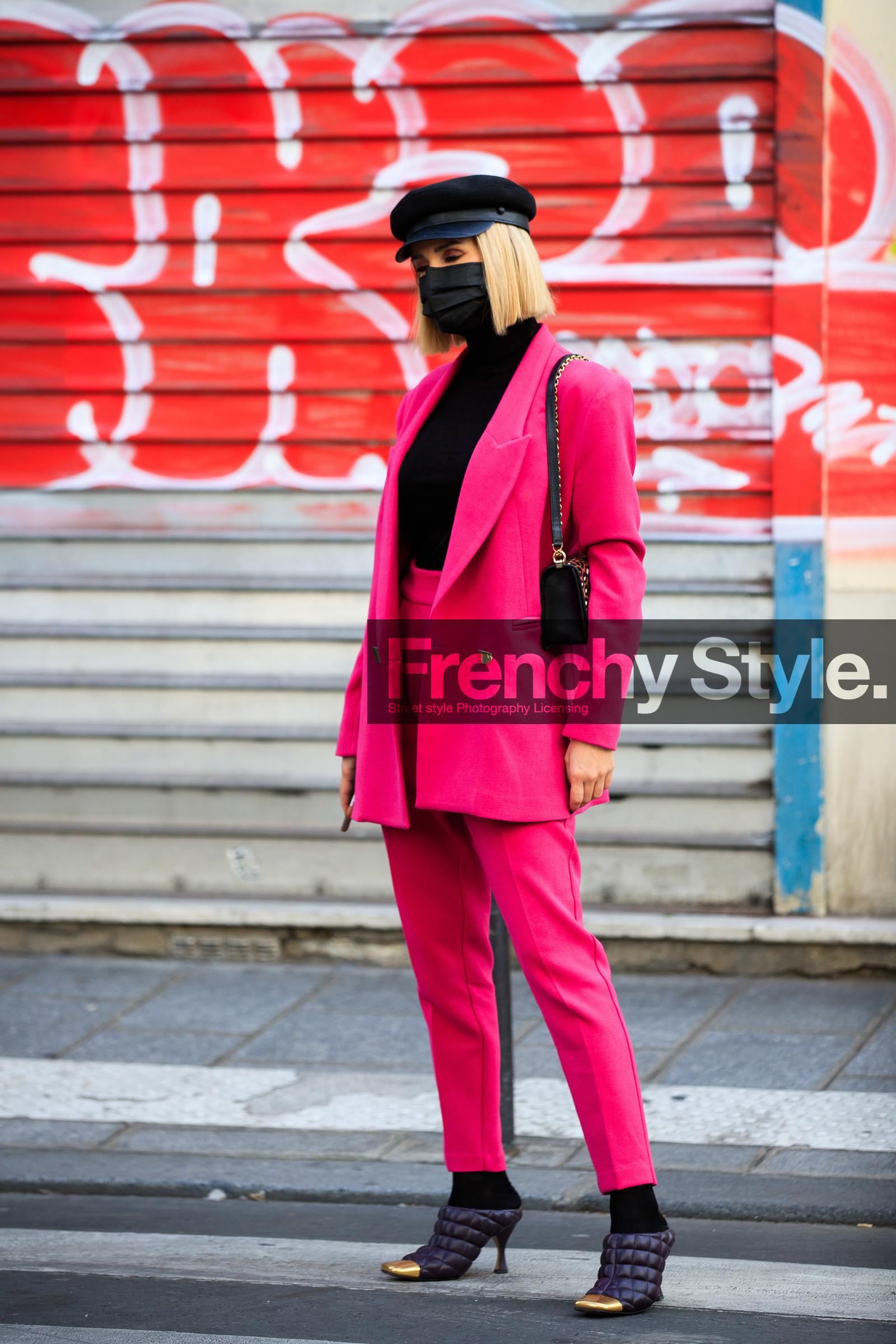 Black cap, Woolen cap, Pink jacket, Pink suits, Pink pants, Black pullover, Turtleneck pullover, Black leather slippers, Quilted slippers, High heels slippers, Golden slippers, Bottega veneta shoes, covid face mask, PARIS, PFW, fashion week, frenchystyle, FW, jonathan paciullo, street style, SPRING SUMMER 2021, SS 21, vertical, full length
