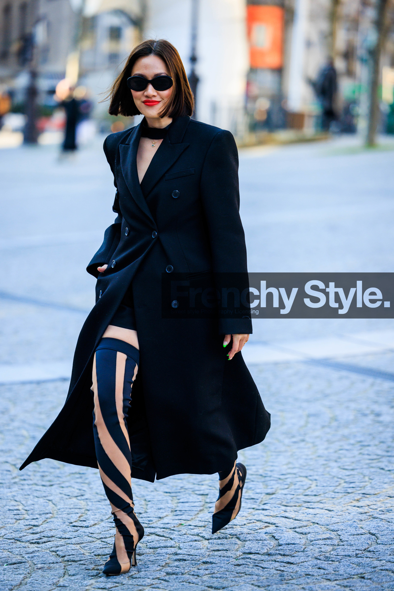 total black look, black sunglasses, red lips, mini dress, black dress, black coat, striped boots, highknee boots, black boots, Tiffany Hsu, street style, jonathan paciullo, FW, frenchystyle, fashion week, AUTUMN WINTER 2022-2023, FALL WINTER 2022_2023, FW 22-23, PFW, PARIS, full length, vertical