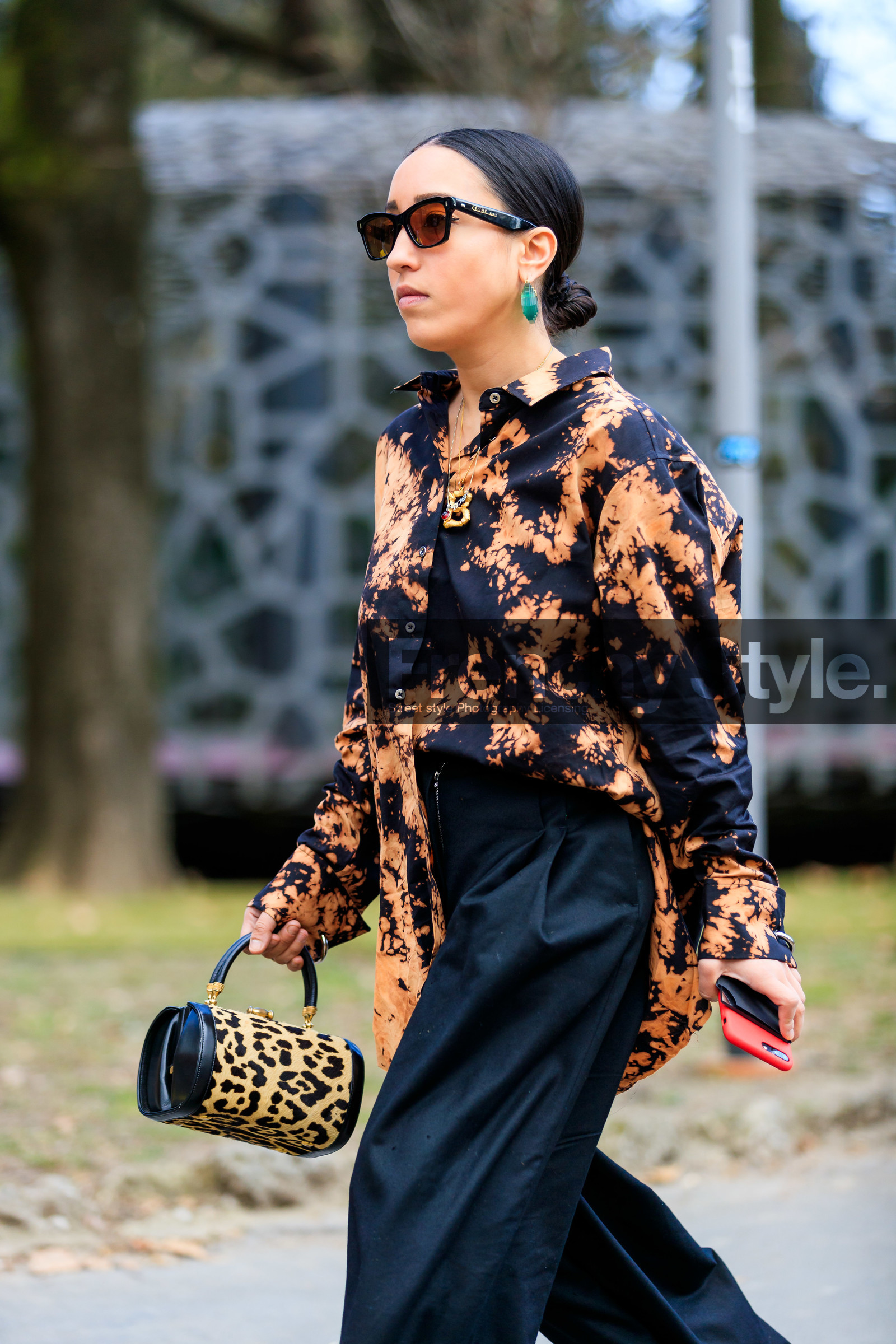 animal print, black pants, black shirt, céline, earrings, graphic bag, graphic shirt, leather bag, leopard, necklace, printed bag, printed shirt, sarah brody, sunglasses, trousers, MILAN, MFW, fashion week, frenchystyle, FW, jonathan paciullo, street style, AUTUMN WINTER 2019-2020, AW 19-20, FALL WINTER 2019-2020, FW 19-20, vertical, atmosphere details, detail
