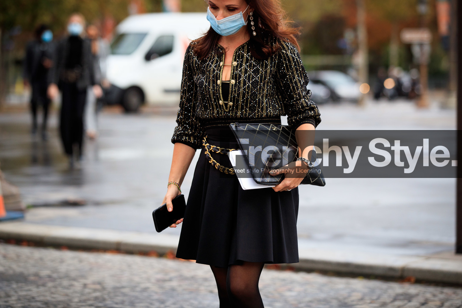 chanel clutch, chanel pullover, chanel belt, chanel total look, chanel watch, black pullover, black skirt, black leather belt, black leather clutch, metalic belt, golden belt, golden chain belt, checked pullover, checked clutch, golden pullover, golden clutch, studs clutch, studs pullover, strassed pullover, low necked pullover, silvered watch, dangling earrings, mini skirt, lurex cardigan, covid face mask, PARIS, PFW, fashion week, frenchystyle, FW, jonathan paciullo, street style, SPRING SUMMER 2021, SS 21, horizontal, atmosphere details, detail