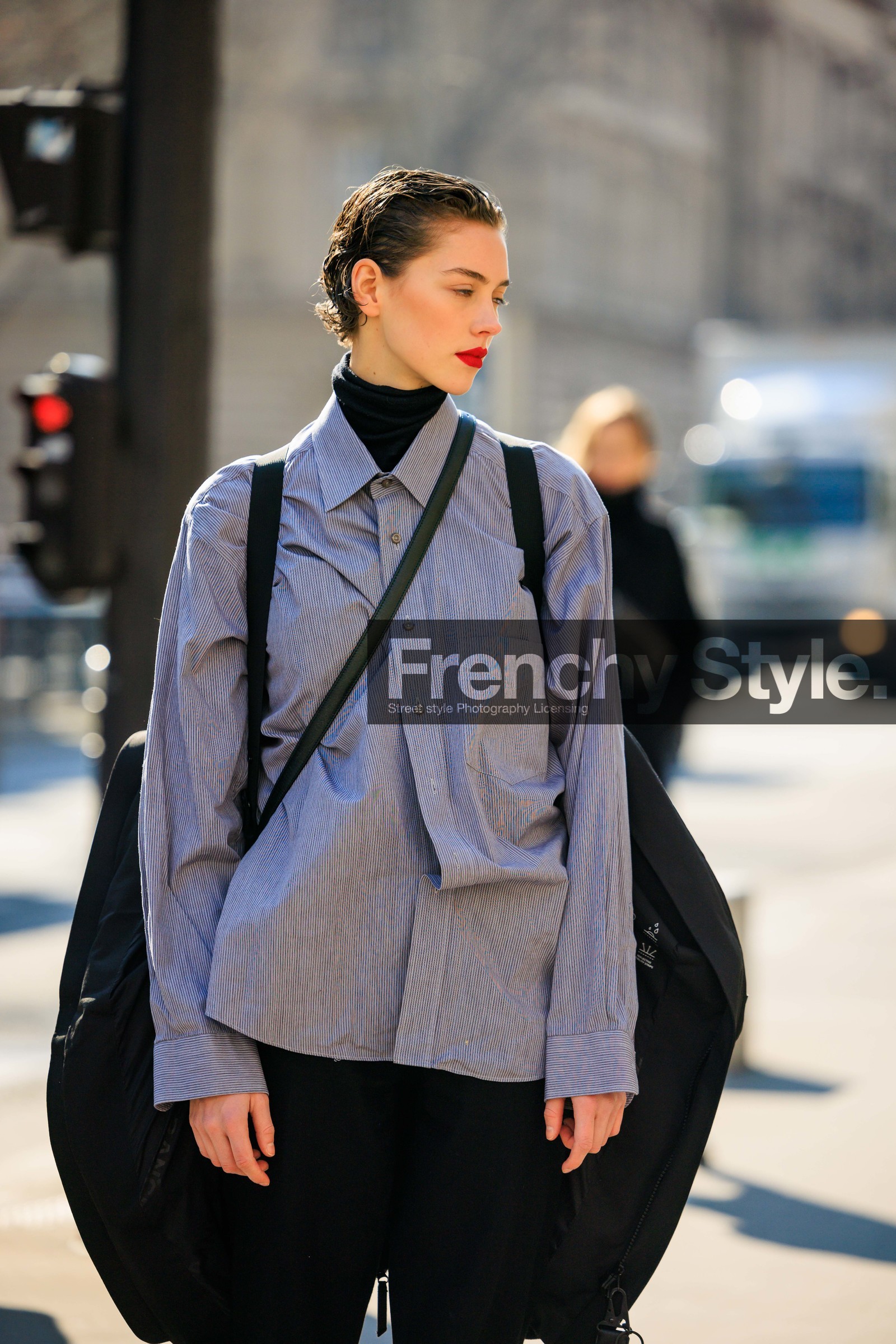 short hair, black turtleneck, grey shirt, black trousers, red lips, wet hair, model, street style, jonathan paciullo, FW, frenchystyle, fashion week, AUTUMN WINTER 2022-2023, FALL WINTER 2022_2023, FW 22-23, PFW, PARIS, vertical, detail
