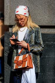 white scarf, white top, white leather bag, silk scarf, printed scarf, giambattista valli scarf, camel leather bag, bicolor bag, striped bag, hand bag, animal skin jacket, kaki leather jacket, sheer sunglasses, big glasses, aviator glasses, fashion week, frenchystyle, FW, jonathan paciullo, street style, MFW, MILAN, AUTUMN WINTER 2020-2021, FALL WINTER 2020-2021, FW 20-21, vertical, atmosphere details, detail