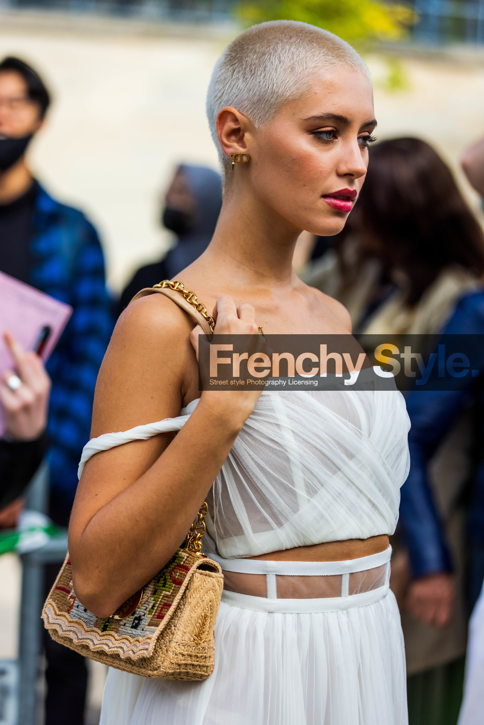 bag, beige bag, bustier top, chain bag, chiffon top, dior earrings, hairstyle, Iris Law, pleated top, printed bag, short hair, skirt, top, tulle skirt, tulle top, white shikt, white top, street style, jonathan paciullo, FW, frenchystyle, fashion week, PFW, PARIS, SPRING SUMMER 2022, SS 22, vertical, atmosphere details