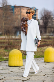 AUTUMN WINTER 2016-2017, AW 16-17, black clutch, blazer, brown fur, FALL WINTER 2016-2017, fashion week, frenchystyle, full length, fur scarf, FW, FW 16-17, graphic clutch, jonathan paciullo, leather clutch, LFW, LONDON, MENSWEAR, natural fur, street style, sunglasses, tone on tone, total look white, trousers, vertical, white heels, white jacket, white pants