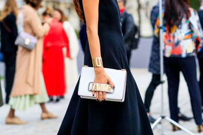 atmosphere details, AUTUMN WINTER 2017-2018, AW 17-18, black dress, bracelet, christian dior, detail, FALL WINTER 2017-2018, fashion week, frenchystyle, FW, FW 17-18, horizontal, jonathan paciullo, leather bag, PARIS, PFW, street style, white clutch