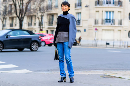 atmosphere details, AUTUMN WINTER 2017-2018, AW 17-18, black bag, black shoes, black sweater, blue denim, denim pants, FALL WINTER 2017-2018, fashion week, frenchystyle, full length, FW, FW 17-18, high heels, horizontal, jeans, jonathan paciullo, leather bag, leather shoes, PARIS, PFW, street style, trousers, turtleneck sweater