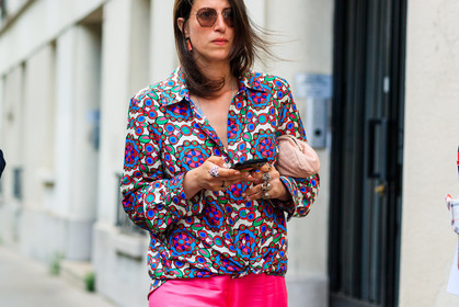atmosphere details, detail, fashion week, frenchystyle, FW, horizontal, iphone, jonathan paciullo, leather bag, MENSWEAR, nude bag, PARIS, PFW, pink pants, printed shirt, purple shirt, rings, SPRING SUMMER 2018, SS 18, street style, sunglasses, trousers