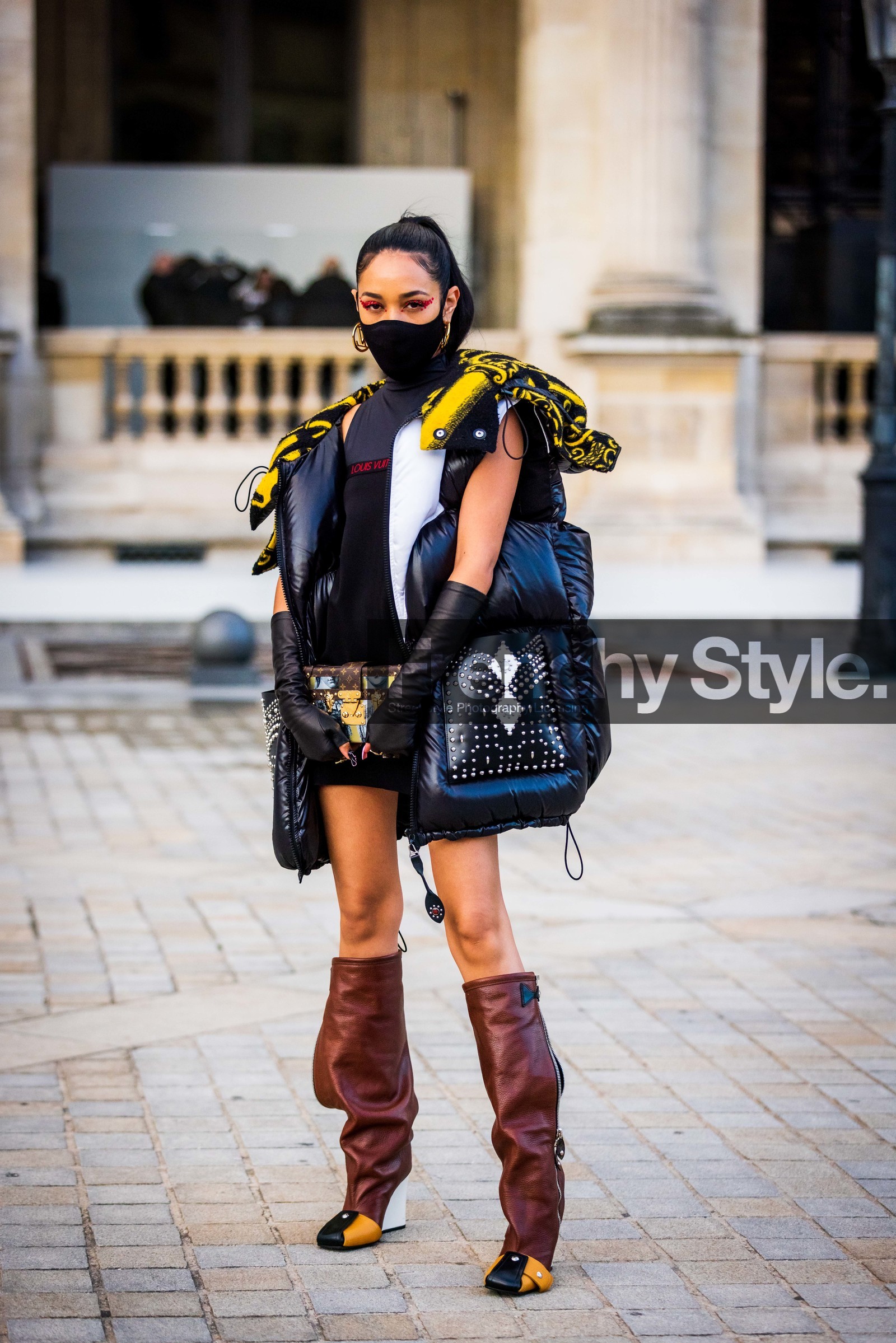 Aleali May, black dress, black gloves, black mitten, black puffer, boots, brown boots, brown clutch, clutch, color, facial mask, gloves, high boots, leather boots, leather mitten, logo print, louis vuitton clutch, louis vuitton look, mitten, oversize coat, pink makeup, print, puffer, sleeveless puffer, studs, fashion week, frenchystyle, FW, jonathan paciullo, street style, PFW, PARIS, SPRING SUMMER 2022, SS 22, vertical, full length