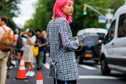 black bag, blazer, checked, chloé, dyed hair, graphic jacket, grey jacket, leather bag, pink hair, plaid, printed jacket, fashion week, frenchystyle, FW, jonathan paciullo, street style, NYFW, NEW YORK, SPRING SUMMER 2019, SS 19, atmosphere details, horizontal, detail