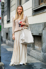 beige skirt, beige sweater, fringes, graphic bag, iphone, leather bag, leather shoes, max mara, printed bag, white bag, white sneakers, fashion week, frenchystyle, FW, jonathan paciullo, street style, MFW, MILAN, AUTUMN WINTER 2018-2019, FALL WINTER 2018-2019, FW 18-19, vertical, full length, nina suess