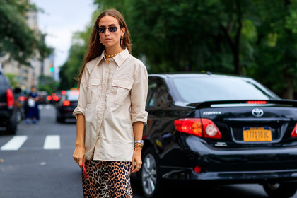 animal print, beige shirt, brown pants, graphic pants, leopard, necklace, printed pants, sunglasses, trousers, fashion week, frenchystyle, FW, jonathan paciullo, street style, NYFW, NEW YORK, SPRING SUMMER 2019, SS 19, atmosphere details, horizontal, detail