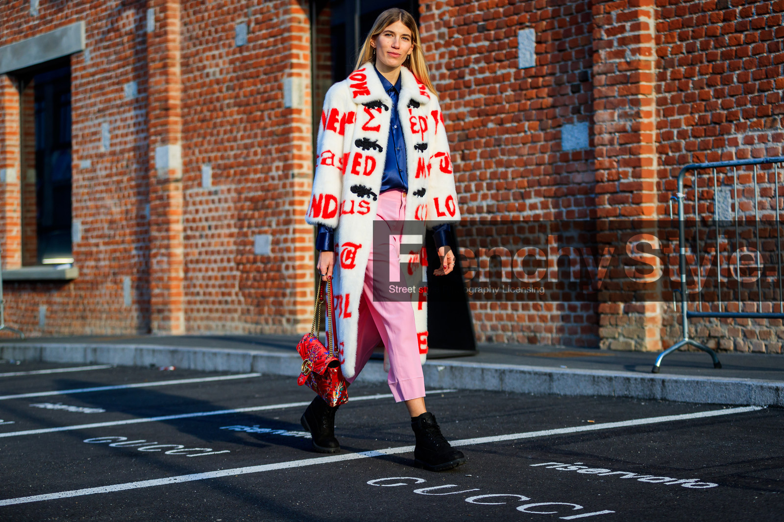 atmosphere details, AUTUMN WINTER 2017-2018, AW 17-18, black shoes, blue shirt, FALL WINTER 2017-2018, fashion week, floral, flower, frenchystyle, full length, Fur coat, FW, FW 17-18, gucci, horizontal, jonathan paciullo, leather bag, leather shoes, MFW, MILAN, pink pants, printed bag, printed coat, red bag, street style, trousers, veronika heilbrunner, white coat, white fur