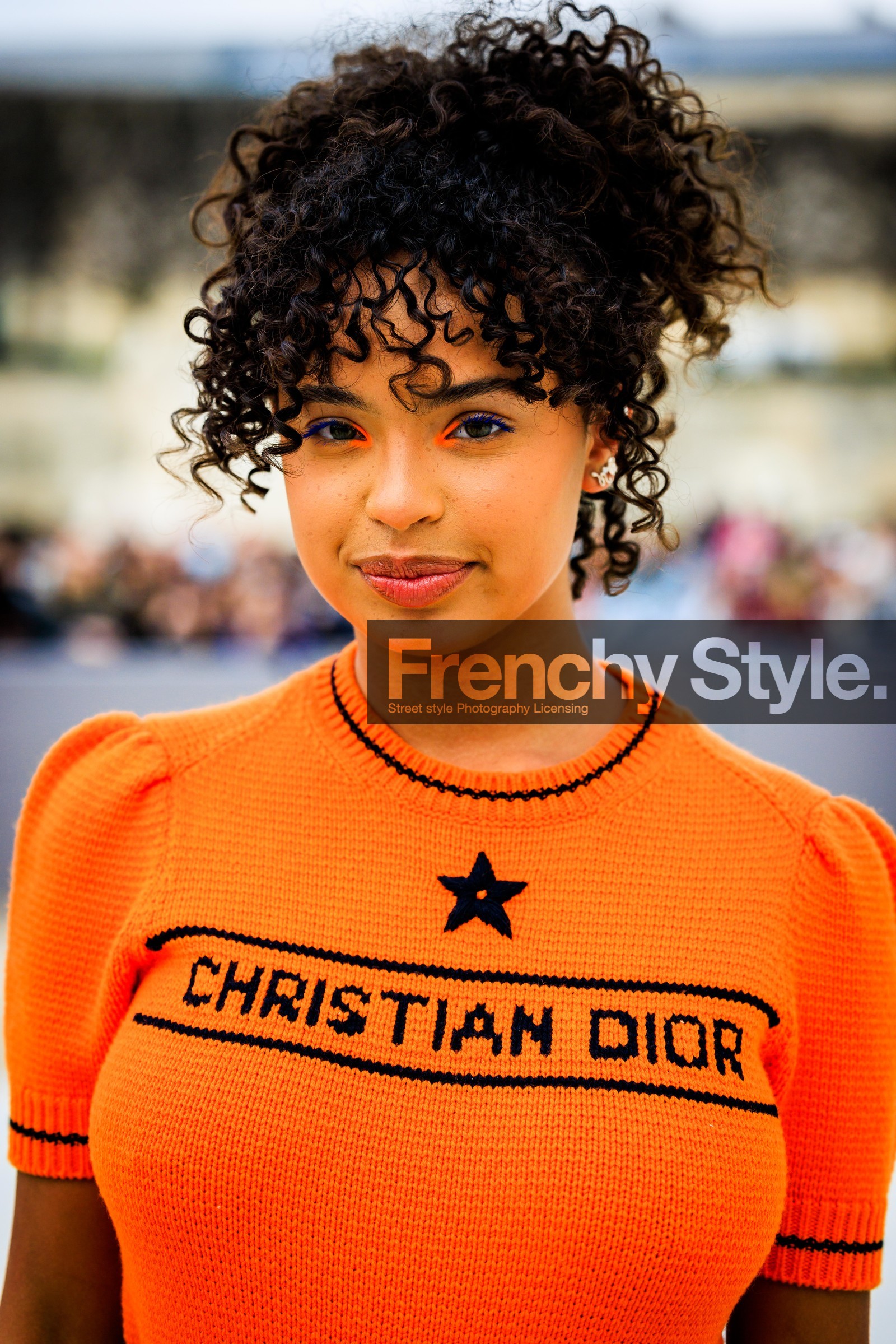 dior, knitted top, logo tshirt, knitwear, orange tshirt, dior tshirt, afro hair, close up, orange make up, eyeshadow, paola locatelli, fashion week, frenchystyle, FW, jonathan paciullo, street style, AUTUMN WINTER 2022-2023, FALL WINTER 2022_2023, FW 22-23, PFW, PARIS, vertical, detail