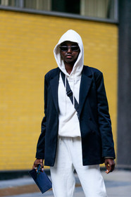 model, white hoodie, white pants, jogging pants, sportswear, black jacket, crossbody bag, metalic frame sunglasses, geometric shape glasses, fashion week, frenchystyle, FW, jonathan paciullo, street style, NYFW, NEW YORK, AUTUMN WINTER 2020-2021, FALL WINTER 2020-2021, FW 20-21, vertical, atmosphere details, detail
