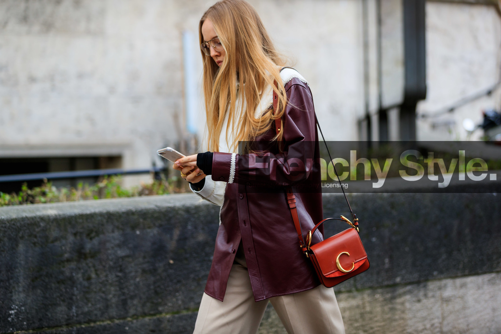 alexandra carl, asymetric, beige pants, bordeaux, burgundy, chloé, geometric, graphic shirt, leather bag, leather shirt, printed shirt, red bag, trousers, PARIS, PFW, street style, jonathan paciullo, FW, frenchystyle, fashion week, AUTUMN WINTER 2019-2020, AW 19-20, FALL WINTER 2019-2020, FW 19-20, horizontal, atmosphere details, detail