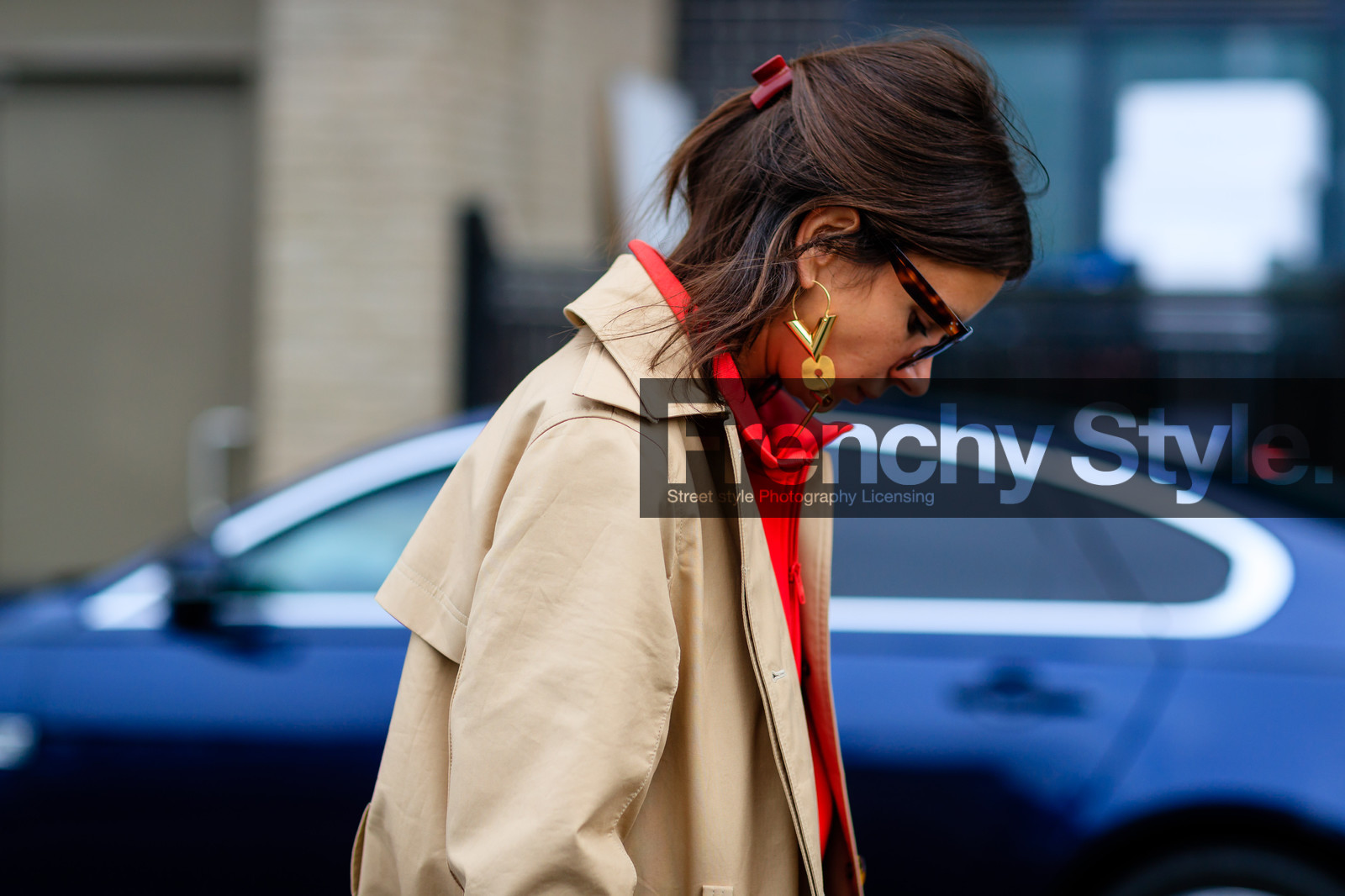atmosphere details, beige coat, detail, earrings, fashion week, frenchystyle, FW, golden jewelry, horizontal, jonathan paciullo, LFW, LONDON, louis vuitton, natasha goldenberg, red sweater, SPRING SUMMER 2017, SS 17, street style, sunglasses, trench coat, woman
