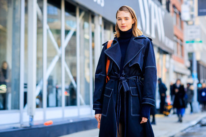 black coat, black turtleneck, orange bag, trench coat, street style, jonathan paciullo, FW, frenchystyle, fashion week, NYFW, NEW YORK, AUTUMN WINTER 2018-2019, AW 18-19, FALL WINTER 2018-2019, FW 18-19, atmosphere details, horizontal, detail, model