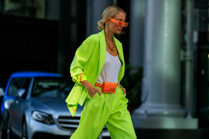 leonie hanne, suits, neon suits, gucci sunglasses, orange sunglasses, white top, big chain necklace, chain necklace, golden necklace, jacquemus bag, mini bag, orange leather bag, belt bag, bottega veneta shoes, oversize jacket, oversize pants, oversize suits, neon yellow jacket, neon yellow pants, hair details, square shape bag, fashion week, frenchystyle, FW, jonathan paciullo, street style, atmosphere details, horizontal, detail