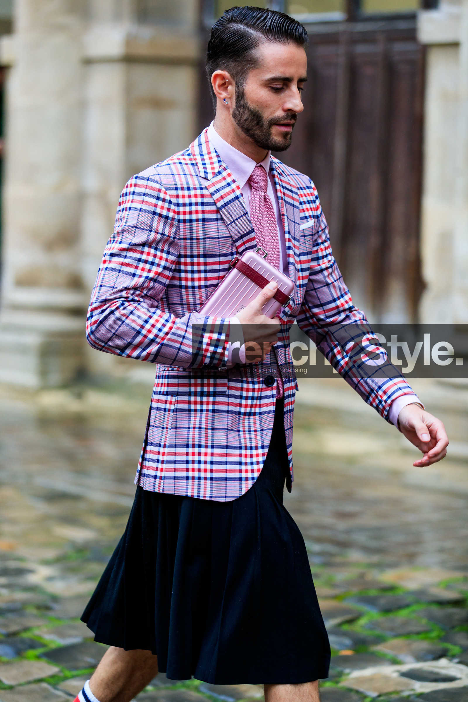 dior bag, pink bag, box bag, red jacket, navy blue jacket, white jacket, pink tie, knit tie, checked jacket, plaid jacket, black skirt, pleated skirt, thom browne jacket, thom browne skirt, fashion week, frenchystyle, FW, jonathan paciullo, street style, PFW, PARIS, vertical, atmosphere details, detail