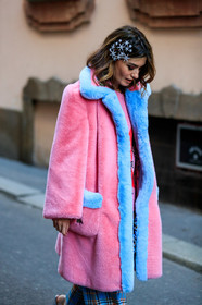 Fur coat, hair clip, pink coat, pink fur, MILAN, MFW, fashion week, frenchystyle, FW, jonathan paciullo, street style, AUTUMN WINTER 2019-2020, AW 19-20, FALL WINTER 2019-2020, FW 19-20, vertical, atmosphere details, detail