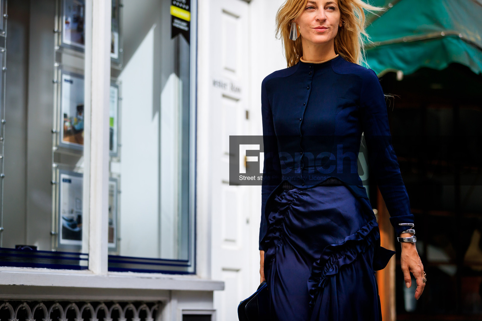 linda tol, ada kokosar, blue cardigan, blue skirt, ruffled skirt, tone on tone, total look blue, fashion week, frenchystyle, FW, jonathan paciullo, street style, LFW, LONDON, SPRING SUMMER 2019, SS 19, atmosphere details, horizontal, detail