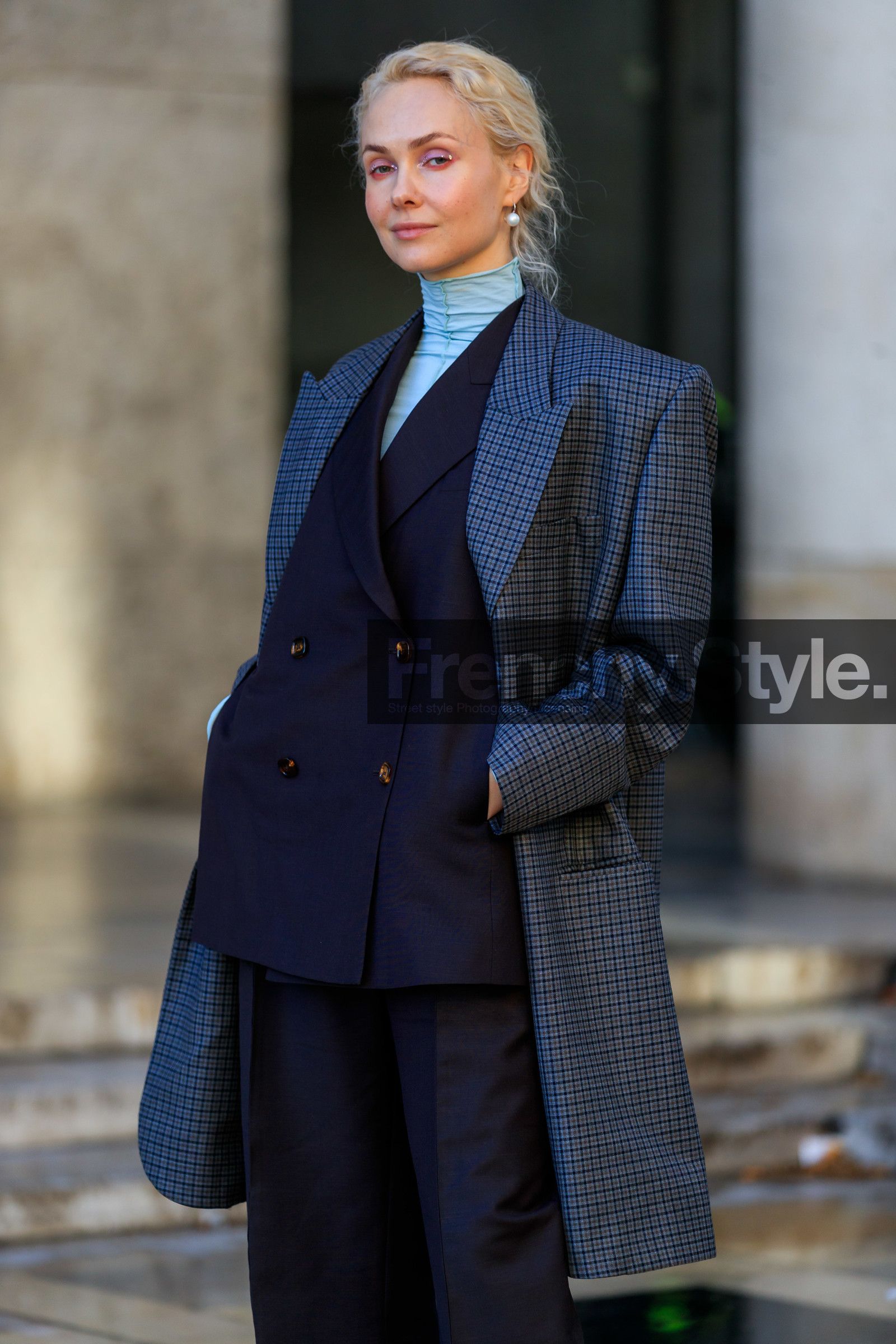 olga karput, light blue top, navy blue jacket, navy blue pants, navy blue suits, loose pants, loose jacket, loose suits, checked coat, grey coat, navy blue coat, turtleneck top, pearl earrings, dangling earrings, strassed make up, make up, make up details, glitter make up, pink eyeshadows, fashion week, frenchystyle, FW, jonathan paciullo, street style, PFW, PARIS, vertical, atmosphere details, detail