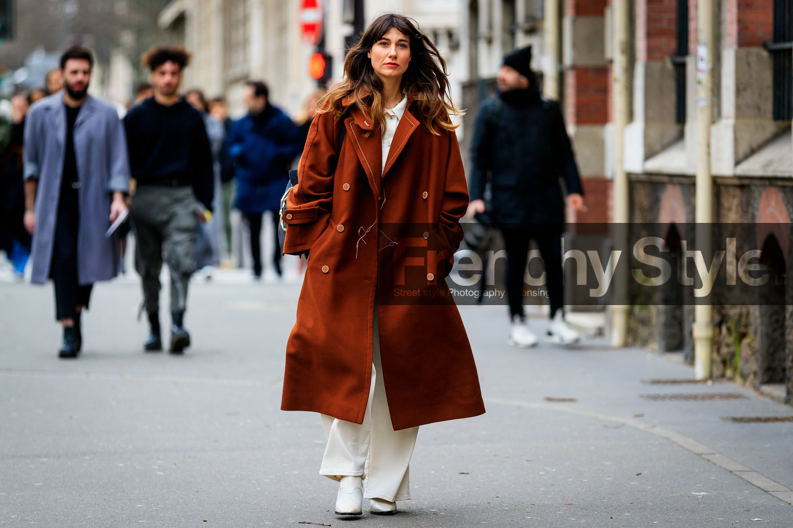 brown trench coat, used trench coat, white shirt, white jeans, white leather boots, cowboy boots, flare jeans, oversize trench coat, fashion week, frenchystyle, FW, jonathan paciullo, street style, PFW, PARIS, horizontal, atmosphere details, full length