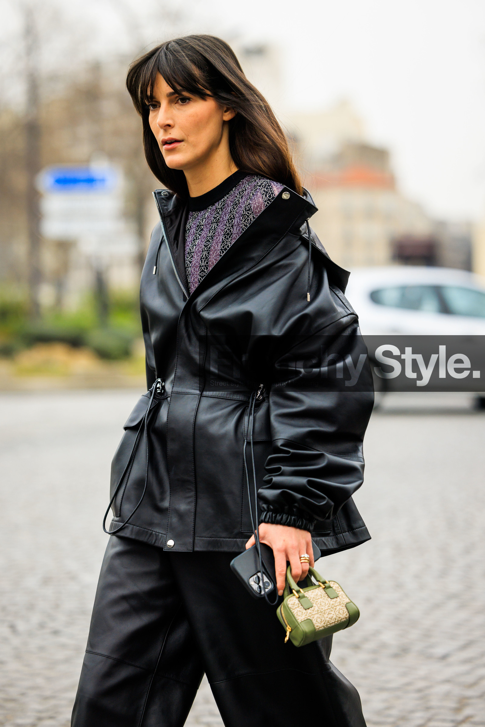 total black look, mini bag, loewe bag, green bag, logo bag, black trousers, baggy pants, leather jacket, shiny top, black jacket, leia sfez, street style, jonathan paciullo, FW, frenchystyle, fashion week, AUTUMN WINTER 2022-2023, FALL WINTER 2022_2023, FW 22-23, PFW, PARIS, vertical, detail