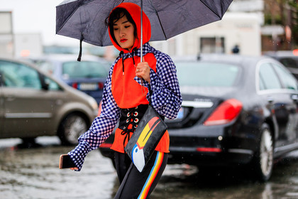 animal print, atmosphere details, AUTUMN WINTER 2017-2018, AW 17-18, black bag, black belt, black pants, checked shirt, corset, detail, FALL WINTER 2017-2018, fashion week, frenchystyle, FW, FW 17-18, gingham, graphic shirt, hoodie, horizontal, jonathan paciullo, leather bag, PARIS, PFW, plaid, printed bag, printed shirt, rainbow, red sweater, street style, striped pants, trousers