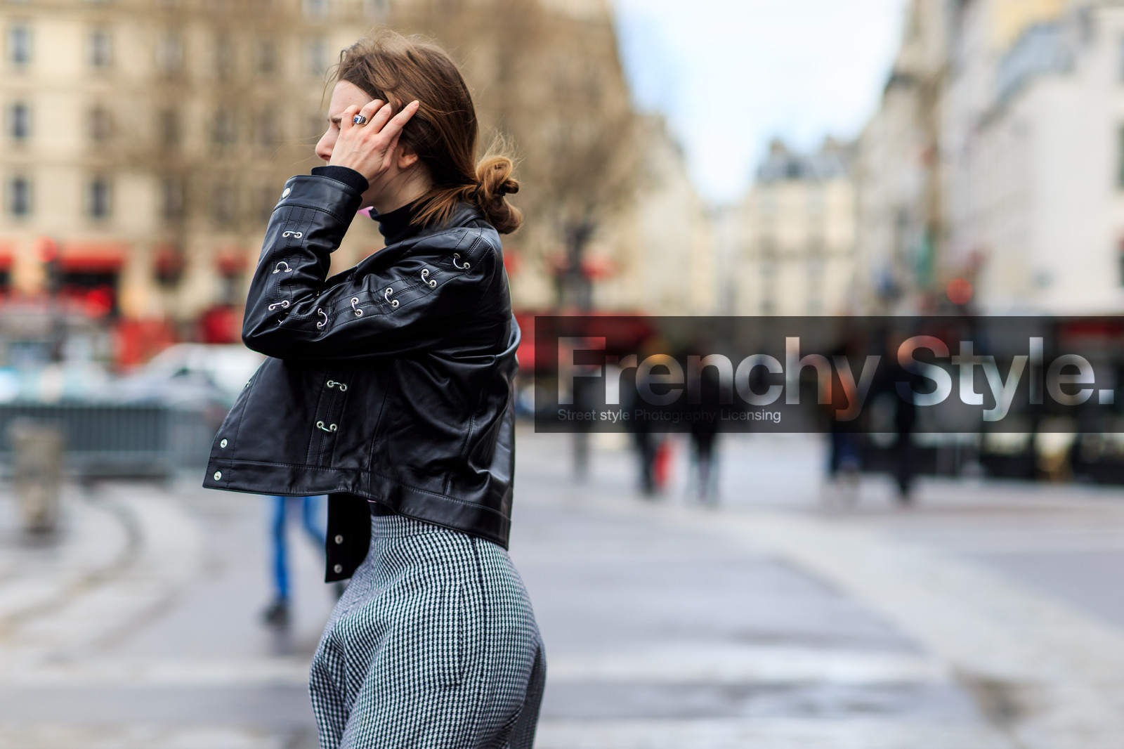 atmosphere details, AUTUMN WINTER 2016-2017, AW 16-17, black jacket, black perfecto, checked skirt, detail, FALL WINTER 2016-2017, fashion week, frenchystyle, FW, FW 16-17, grey skirt, high heels, horizontal, houndstooth pattern, jonathan paciullo, leather jacket, leather perfecto, long skirt, PARIS, PFW, plaid, street style