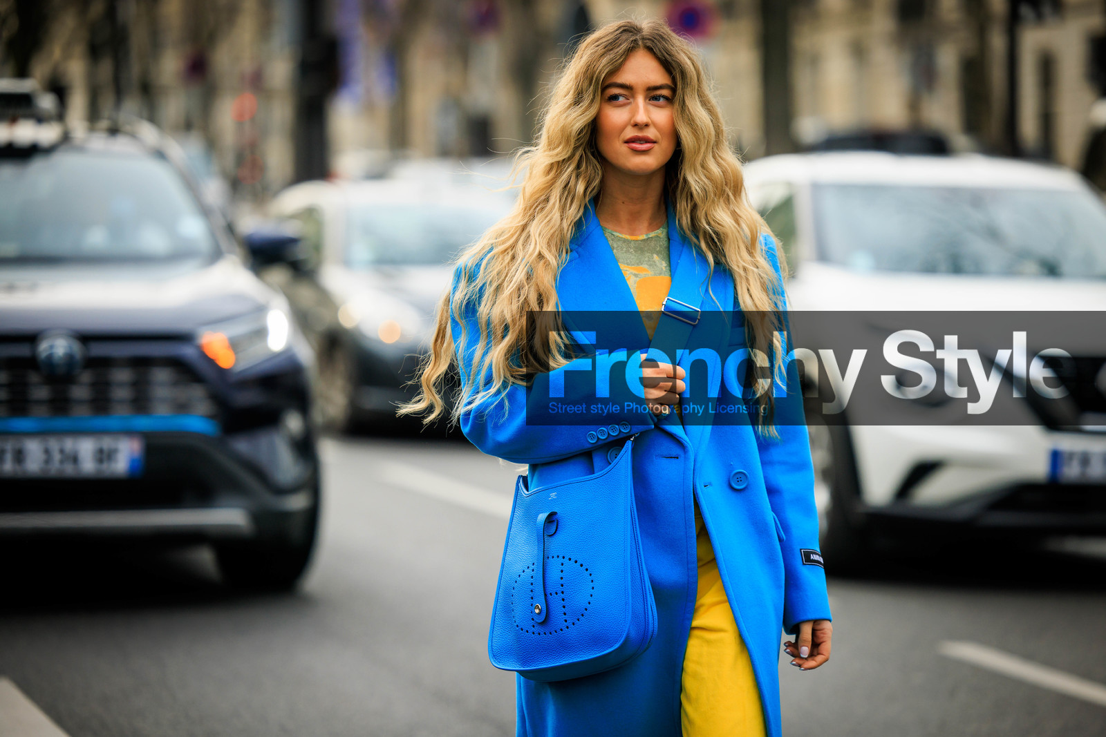 printed top, yellow top, blue coat, hermes bag, leather bag, curly hair, blond, longhair, yellow pants, denim, emili sindlev, street style, jonathan paciullo, FW, frenchystyle, fashion week, AUTUMN WINTER 2022-2023, FALL WINTER 2022_2023, FW 22-23, PFW, PARIS, horizontal, atmosphere details, detail, crossbody bag