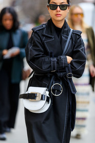 black trench coat, rayban sunglasses, black sunglasses, black leather bag, white leather bag, crossbody bag, belted trench coat, proenza schouler bag, fashion week, frenchystyle, FW, jonathan paciullo, street style, NYFW, NEW YORK, AUTUMN WINTER 2020-2021, FALL WINTER 2020-2021, FW 20-21, vertical, detail, atmosphere details