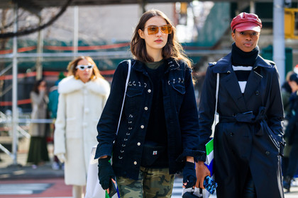 black gloves, black jacket, black sweater, camo pants, camouflage, fanny pack, graphic pants, green pants, printed pants, red hat, sunglasses, trench coat, trousers, turtleneck sweater, street style, jonathan paciullo, FW, frenchystyle, fashion week, NYFW, NEW YORK, AUTUMN WINTER 2018-2019, AW 18-19, FALL WINTER 2018-2019, FW 18-19, atmosphere details, horizontal, detail, model