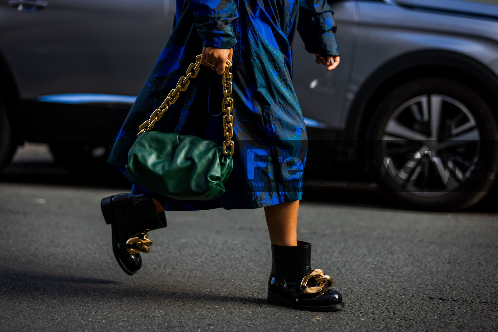 bag, black boots, blue raincoat, boots, bottega veneta bag, chain bag, floral print, flower print, Gili Biegun, gold chain, green bag, green dress, jw anderson boots, print, printed raincoat, raincoat, street style, jonathan paciullo, FW, frenchystyle, fashion week, PFW, PARIS, SPRING SUMMER 2022, SS 22, horizontal, atmosphere details