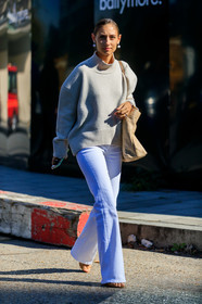 jenny walton, turtleneck pull, light beige pullover, white pants, basket bag, flare pants, white jeans, diamond ring, plastic earrings, pearls earring, pearl earrings, fashion week, frenchystyle, FW, jonathan paciullo, street style, vertical, full length