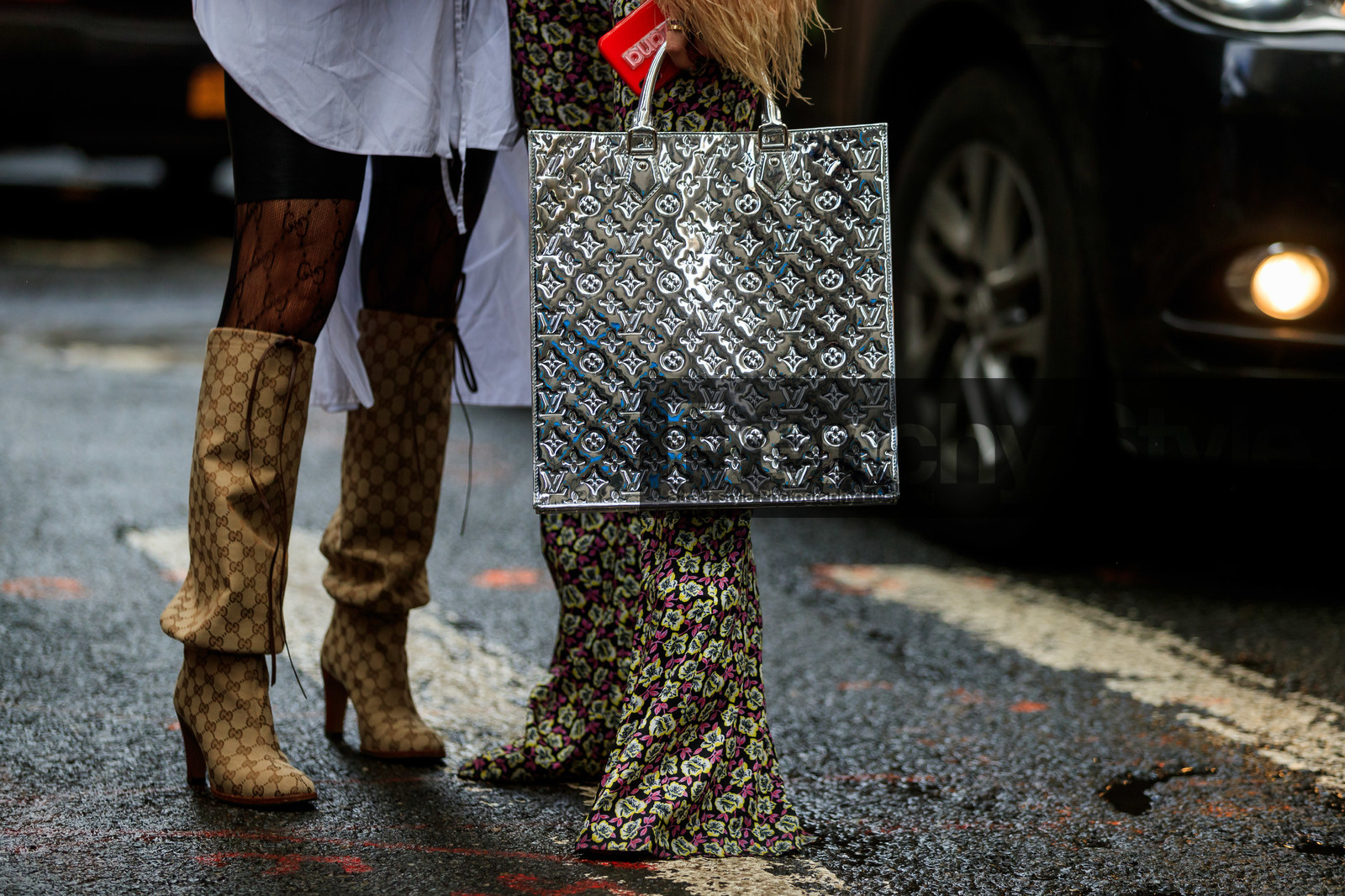 louis vuitton bag, silvered bag, big bag, shopping bag, monogrammed bag, hand bag, silk pants, floral printed pants, pink pants, flare pants, monogrammed boots, gucci shoes, high boots, high heels boots, black tights, gucci tights, fashion week, frenchystyle, FW, jonathan paciullo, street style, AUTUMN WINTER 2020-2021, FALL WINTER 2020-2021, FW 20-21, horizontal, atmosphere details, detail, NYFW, NEW YORK