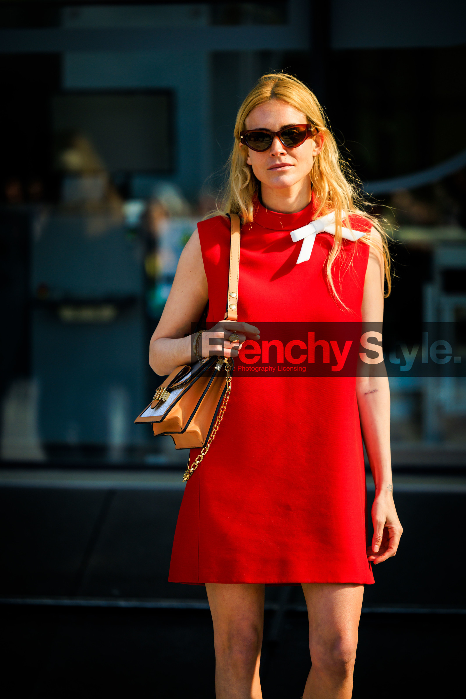 louis vuitton, red dress, mini dress, louis vuitton bag, brown bag, chain handbag, blanca miro scrimieri, street style, jonathan paciullo, FW, frenchystyle, fashion week, AUTUMN WINTER 2022-2023, FALL WINTER 2022_2023, FW 22-23, PFW, PARIS, vertical, detail