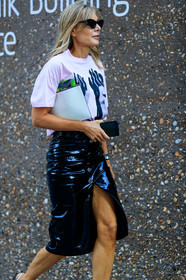 saint laurent sunglasses, butterfly sunglasses, black sunglasses, celine bag, white leather bag, white clutch, pink t-shirt, printed t-shirt, vinyl skirt, black skirt, mid long skirt, fashion week, frenchystyle, FW, jonathan paciullo, street style, vertical, detail, atmosphere details