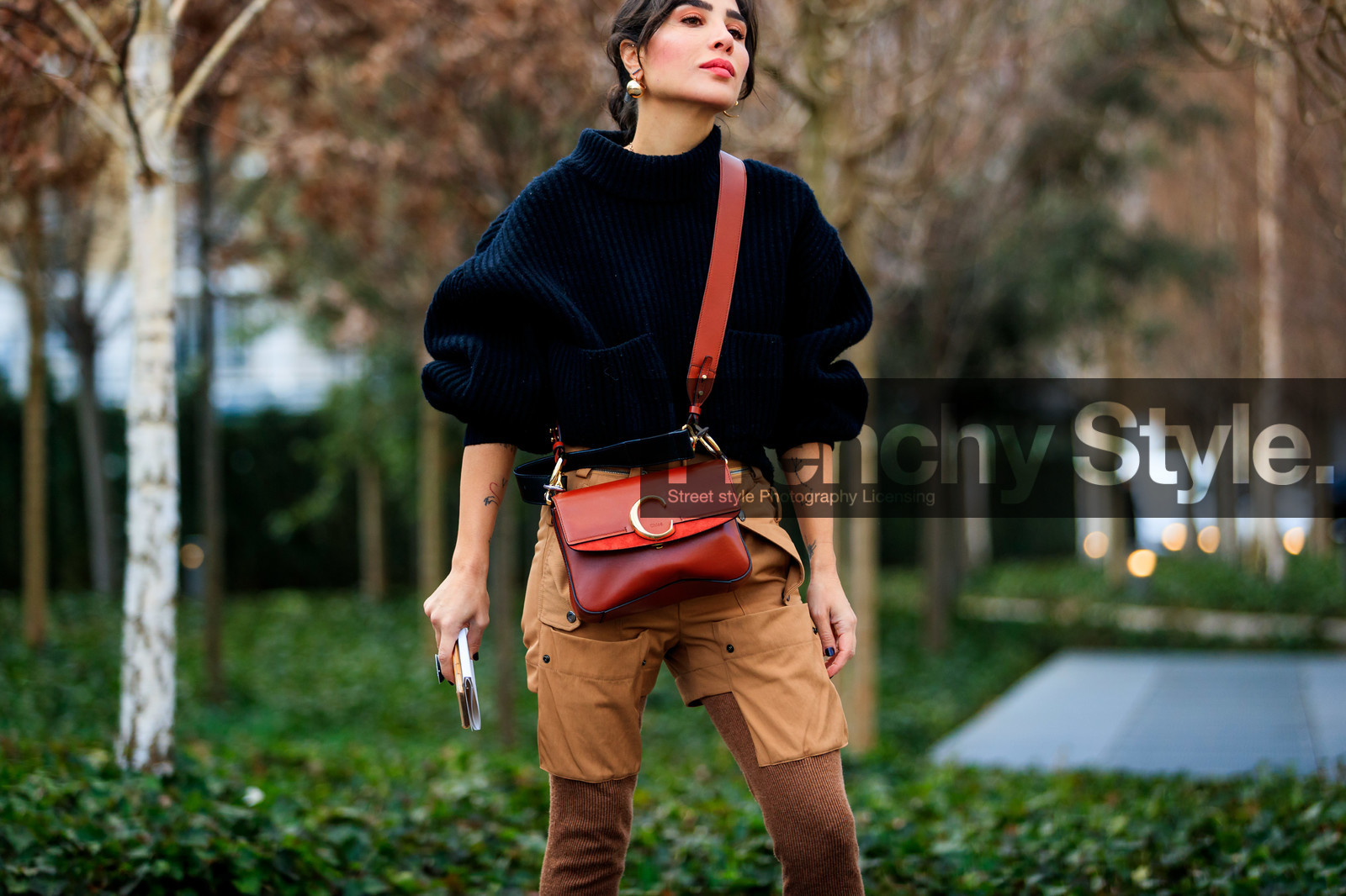 black sweater, brown pants, chloé, earrings, leather bag, red bag, trousers, PARIS, PFW, street style, jonathan paciullo, FW, frenchystyle, fashion week, AUTUMN WINTER 2019-2020, AW 19-20, FALL WINTER 2019-2020, FW 19-20, horizontal, atmosphere details, detail