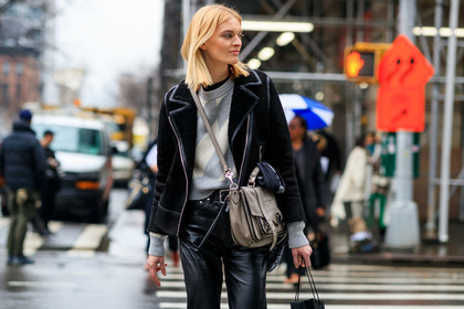 model, black suede coat, black suede bombers, black bombers, black coat, fur cap, fur bombers, black pants, kaki leather bag, crossbody bag, light grey pullover, white pullover, checked pullover, fashion week, frenchystyle, FW, jonathan paciullo, street style, NYFW, NEW YORK, AUTUMN WINTER 2020-2021, FALL WINTER 2020-2021, FW 20-21, horizontal, atmosphere details, detail