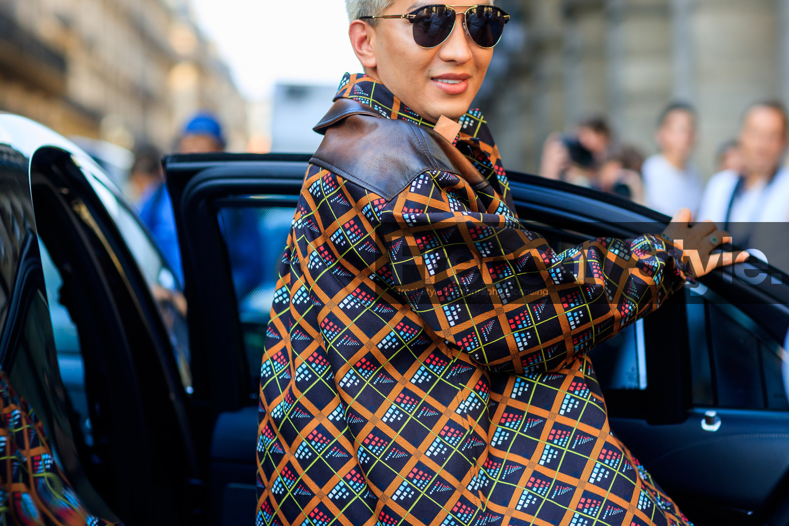 graphic jacket, multicolor jacket, printed jacket, sunglasses, fashion week, frenchystyle, FW, jonathan paciullo, street style, PFW, PARIS, atmosphere details, horizontal, detail, AUTUMN WINTER 2018-2019, FALL WINTER 2018-2019, FW 18-19