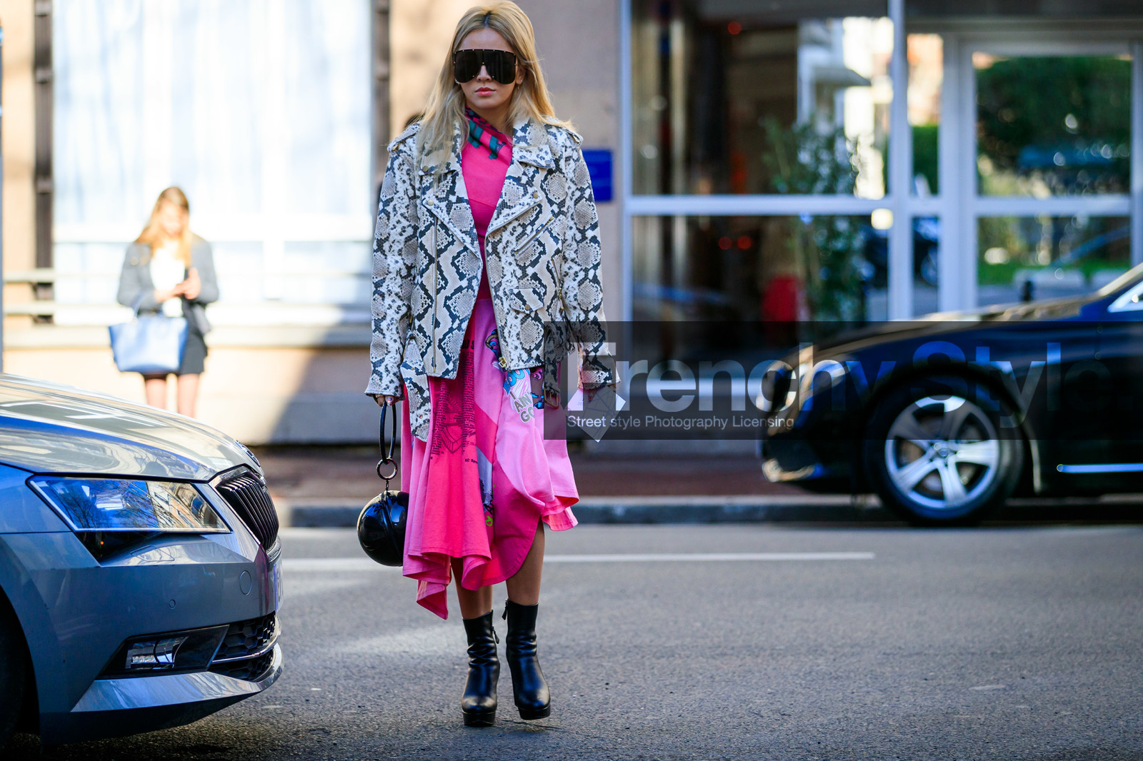 animal print, black bag, black shoes, graphic dress, graphic jacket, grey jacket, leather bag, leather jacket, leather perfecto, leather shoes, pink dress, printed dress, printed jacket, snake print, sunglasses, tina leung, fashion week, frenchystyle, FW, jonathan paciullo, street style, PFW, PARIS, AUTUMN WINTER 2019-2020, AW 19-20, FALL WINTER 2019-2020, FW 19-20, horizontal, atmosphere details, full length